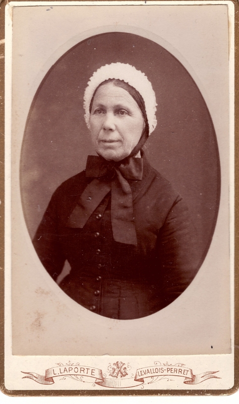 Femme portant un bonnet blanc