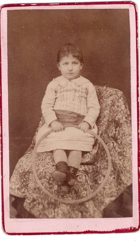 Enfant assis tenant un cerceau