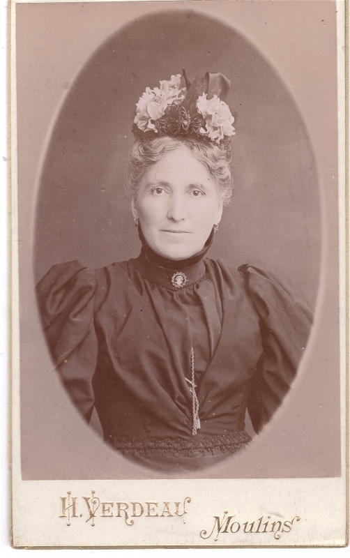 Femme portant une coiffe ornée de fleurs