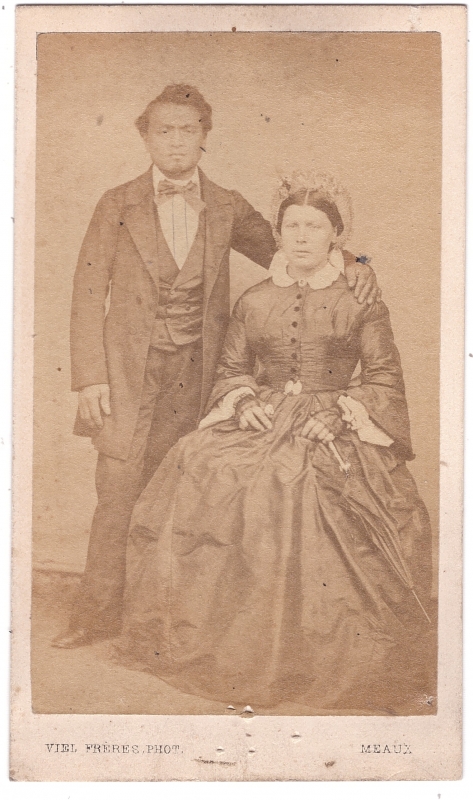 Couple : le mari se tient debout près de son épouse assise