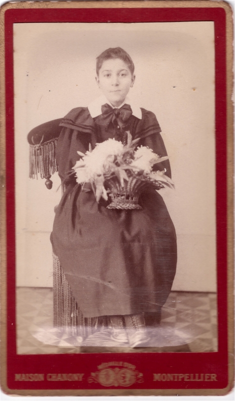 Adolescente tenant un panier de fleurs
