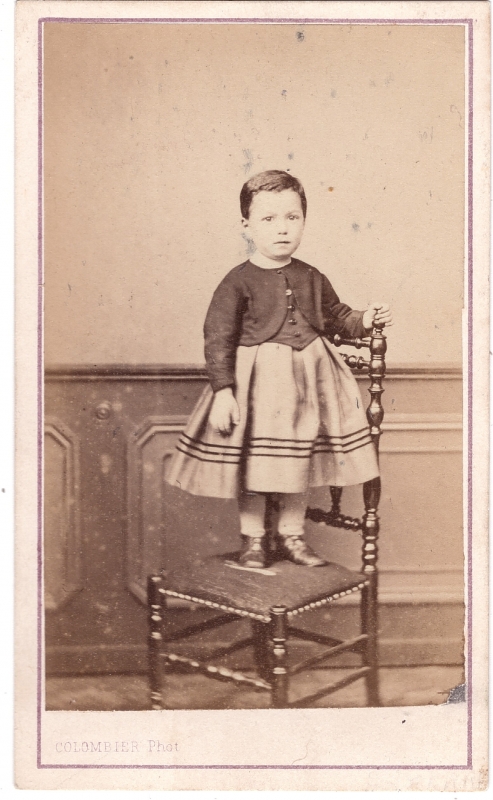 Enfant debout sur une chaise