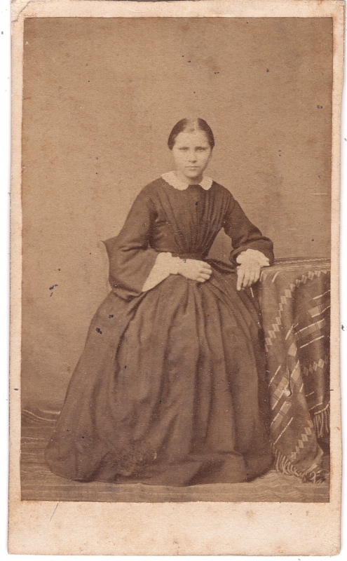 Jeune femme assise près d'une table