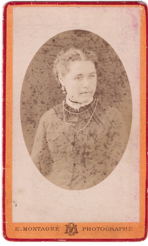 Femme portant un collier et des boucles d'oreille