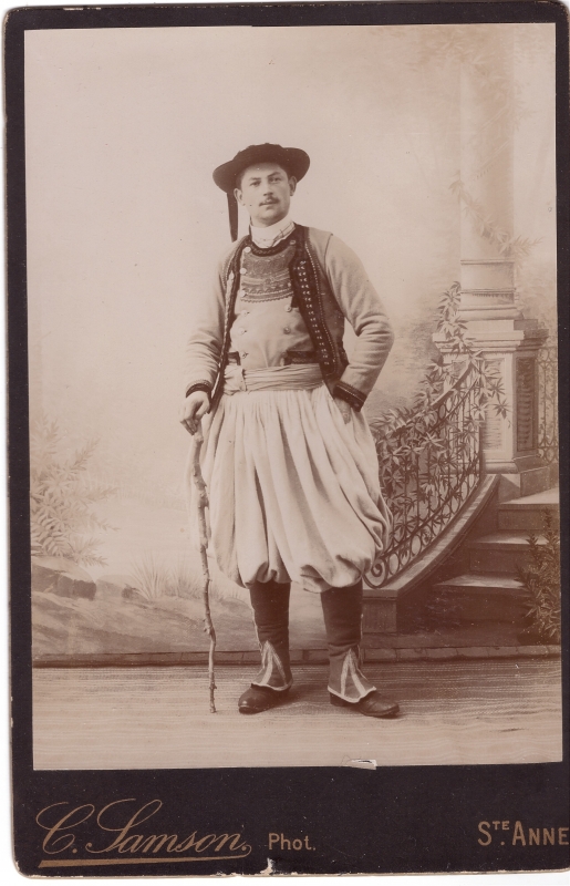 Homme portant le costume traditionnel breton