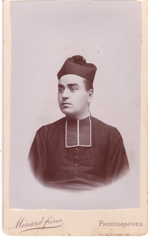 Jeune prêtre coiffé de sa barrette