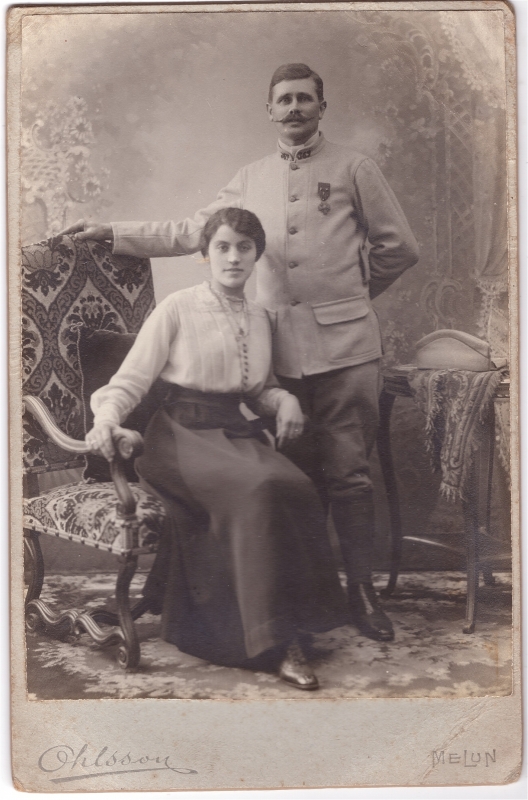 Poilu décoré posant à côté de son épouse