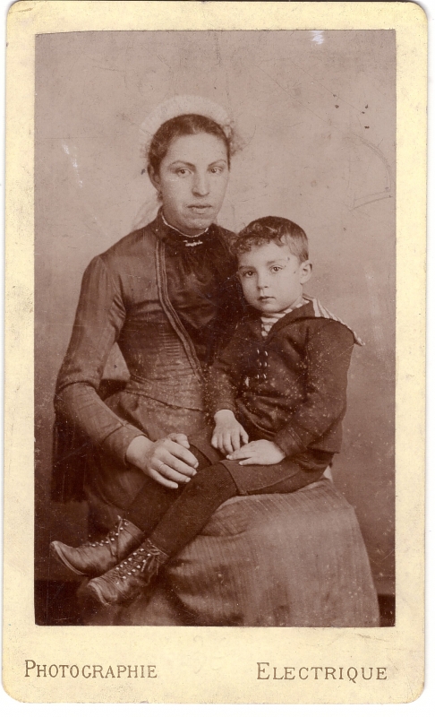 Mère posant avec son garçon assis sur ses genoux