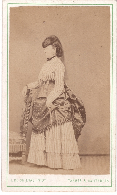 Femme posant debout de profil
