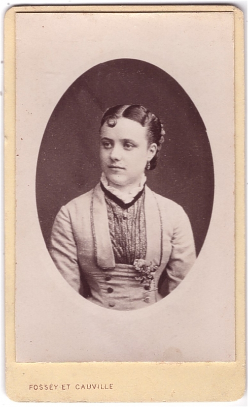 Jeune femme avec un  accroche-coeur sur le front