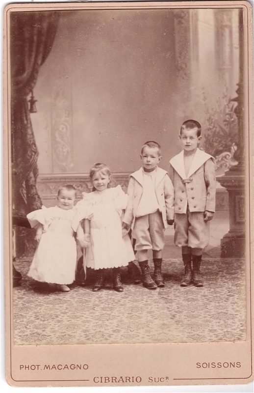 Quatre enfants alignés du plus petit au plus grand