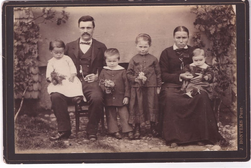 Couple posant avec quatre jeunes enfants