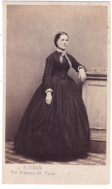 Jeune femme vêtue d'une robe noire