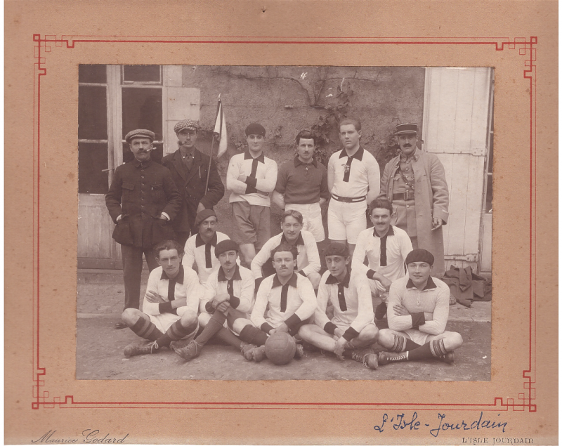 Equipe de footballeurs posant à côté d'un soldat en uniforme