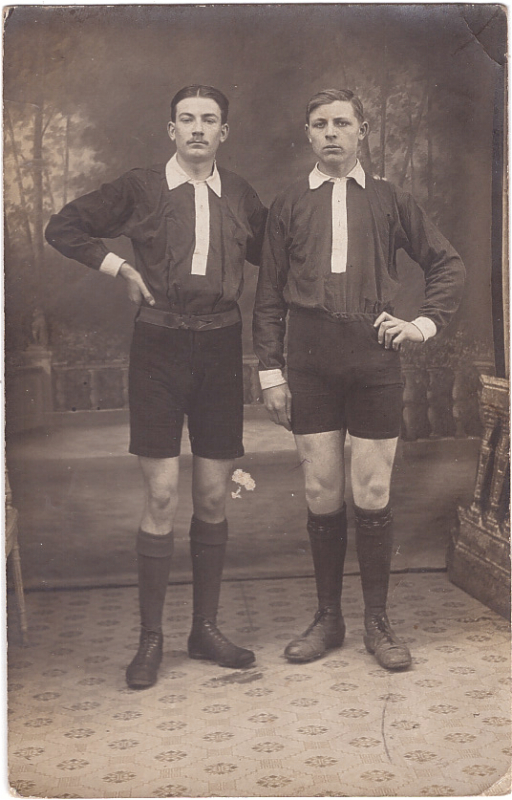 Deux sportifs (footballeurs ?) posant en atelier