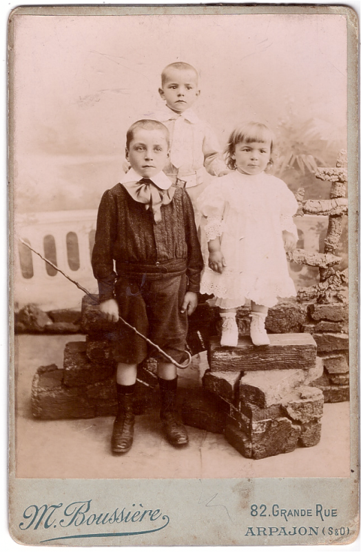 Trois enfants dans un décor de carton-pâte