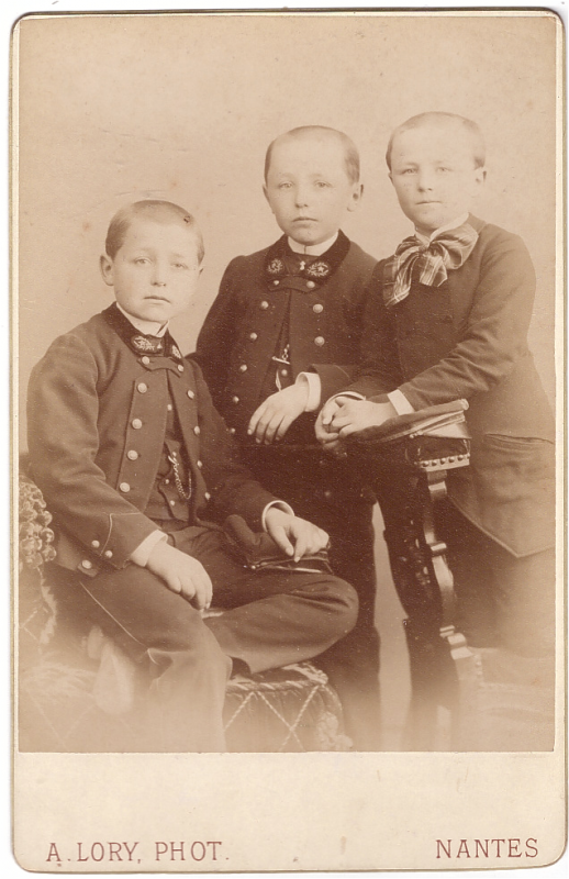 Trois frères dont deux collégiens en uniforme