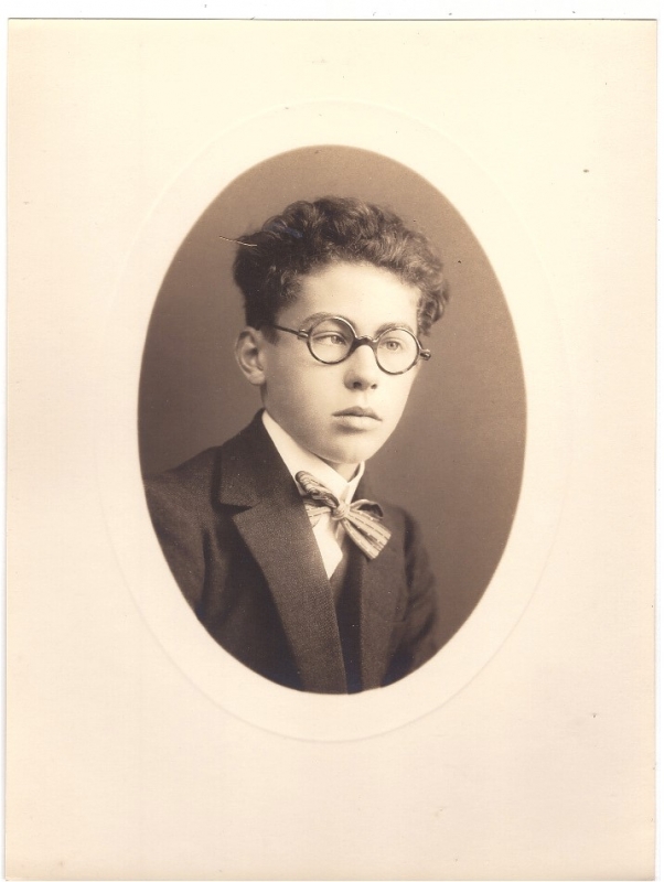 Jeune homme portant des lunettes à verres ronds.
