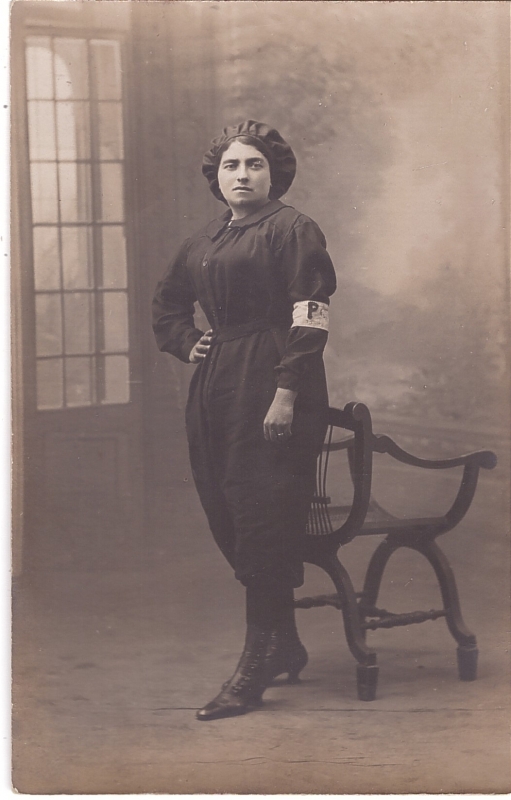 Femme portant un curieux uniforme