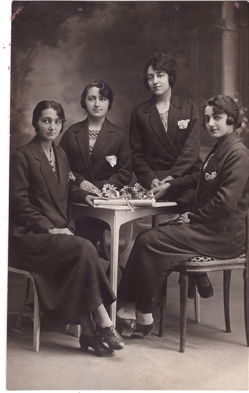 Quatre jeunes femmes portant la même tenue