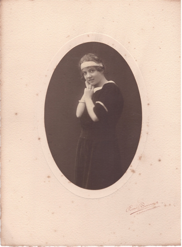 Jeune femme avec un bandeau autour de la tête