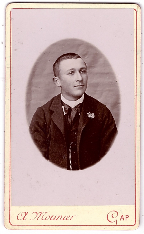 Jeune homme avec un insigne épinglé au revers de son veston
