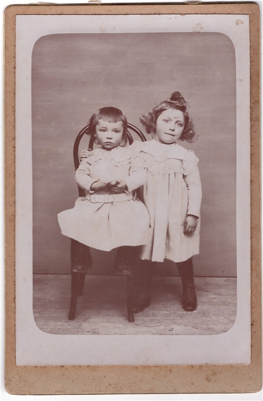 Deux soeurs, l'aînée debout, la cadette assise