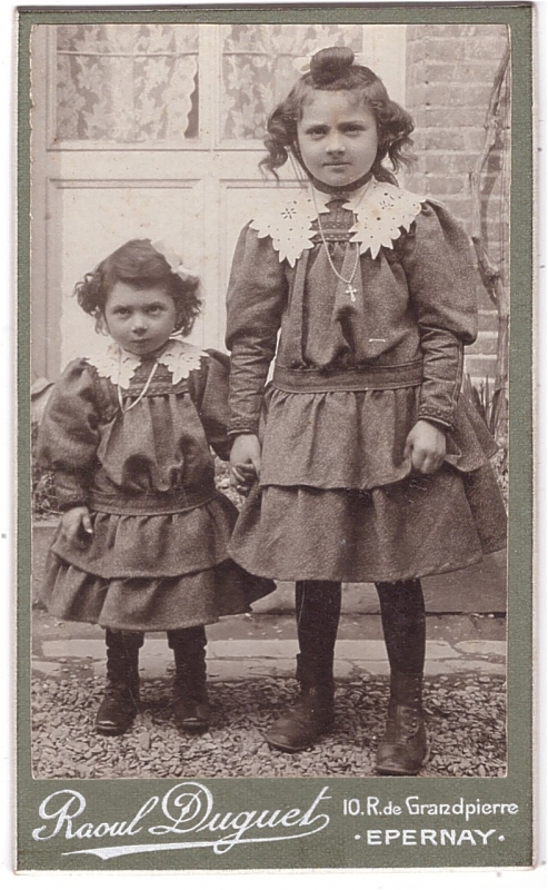 Deux soeurs posant devant une maison