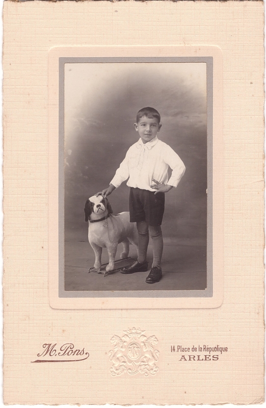 Garçon posant à côté d'un chien factice