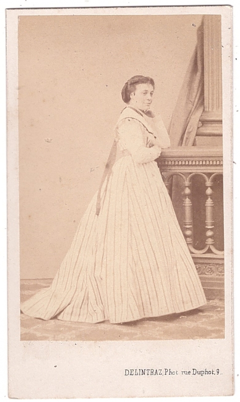 Femme portant une longue robe à rayures