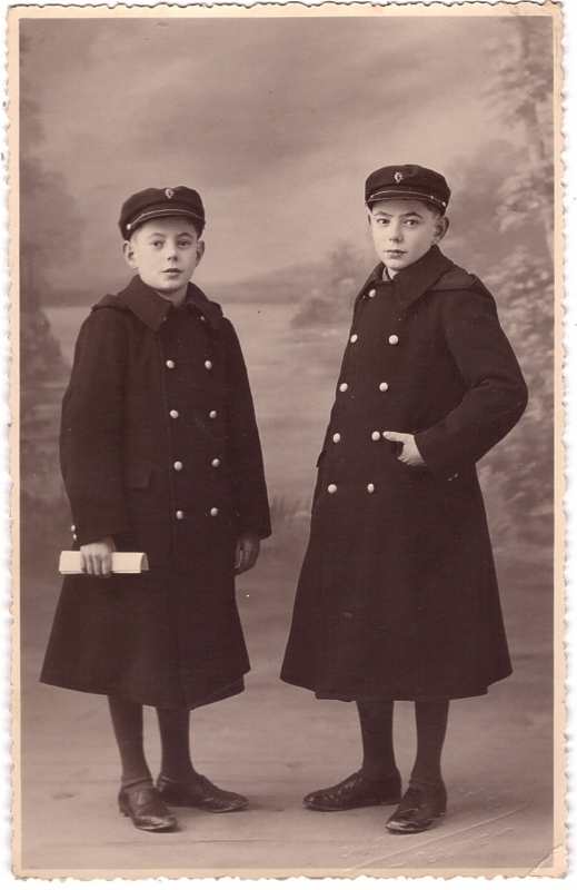Deux frères portant le même uniforme