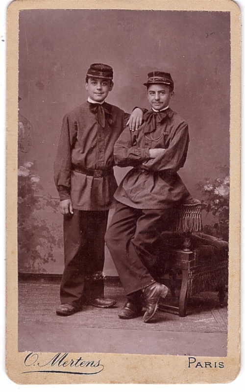 Deux adolescents vêtus du même uniforme