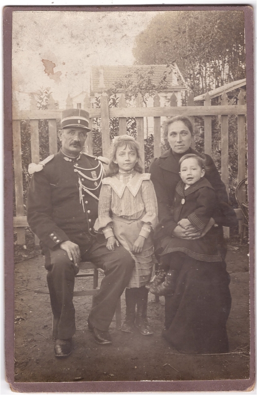 Gendarme posant en famille dans son jardin