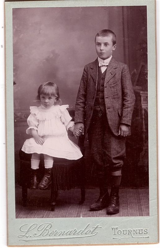 Grand garçon posant à côté de sa petite soeur