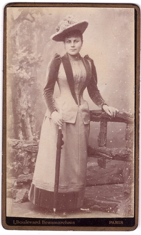 Jeune femme posant devant une barrière factice