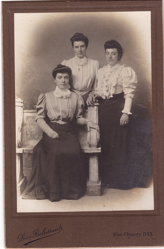 Trois jeunes femmes