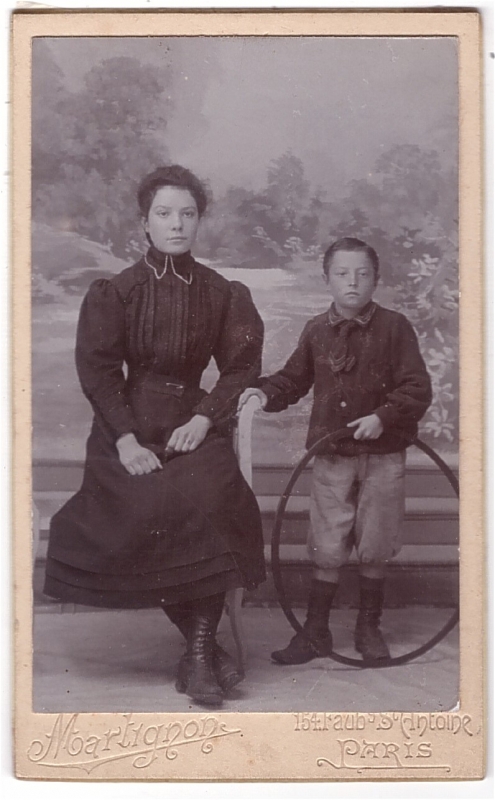 Jeune femme posant à côté d'un garçon qui tient un cerceau