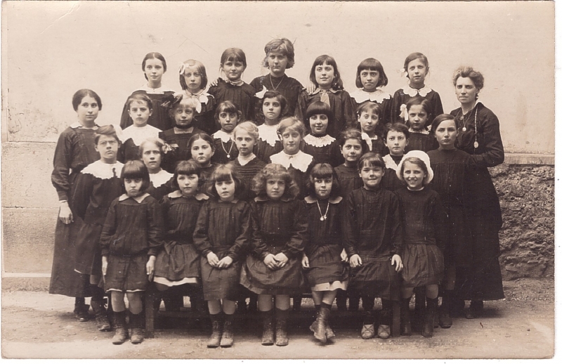 Photo scolaire d'une classe de filles