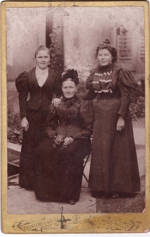 Trois femmes posant en extérieur