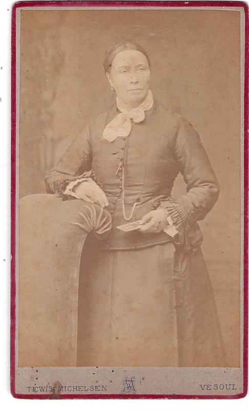 Femme, l 'avant-bras posé sur le dossier d'un siège 