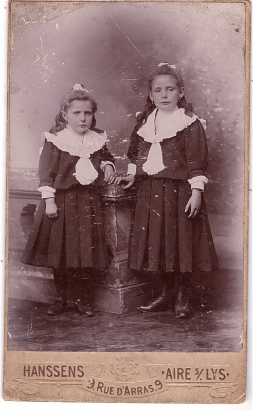 Deux soeurs portant la même robe