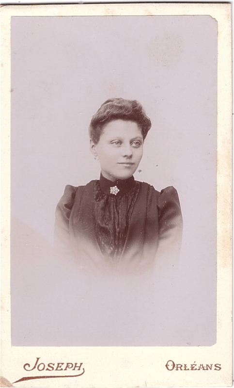 Jeune femme avec une broche sur le col de sa robe