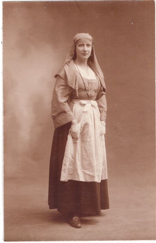Femme posant dans un costume à identifier