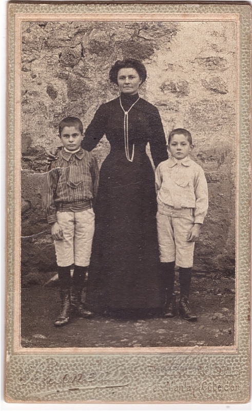 Mère posant avec ses deux  fils (?)