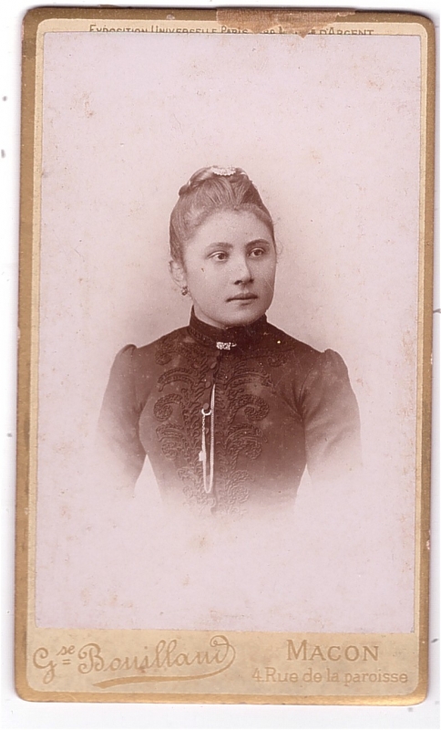 Jeune femme avec une chaînette sur sa robe