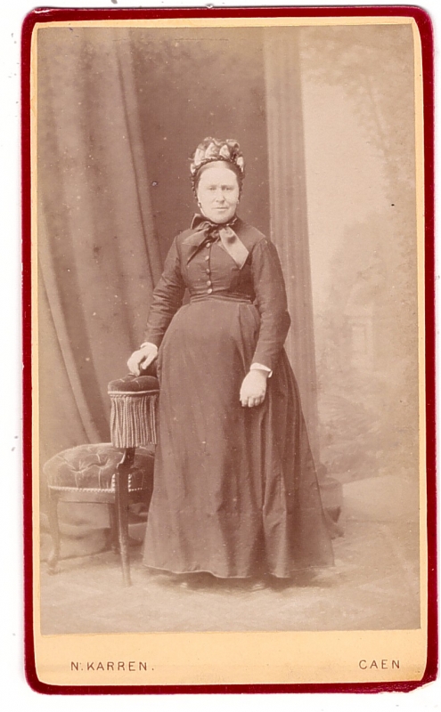 Femme posant debout près d'un siège
