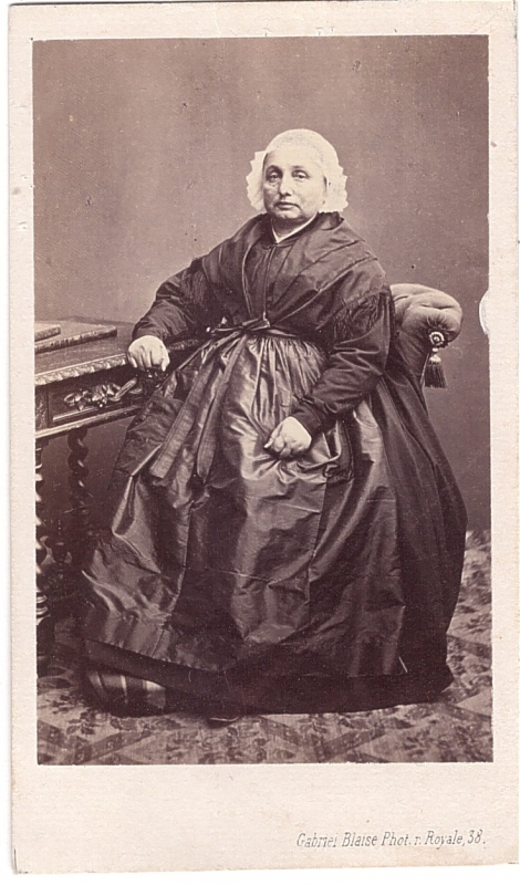 Femme portant un tablier sur sa robe