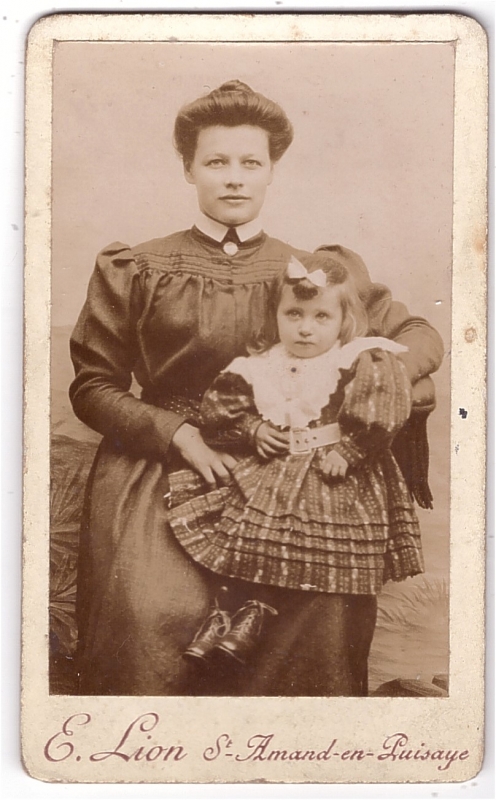 Jeune femme posant avec sa petite fille assise sur ses genoux