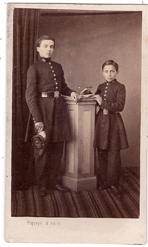 Deux frères portant un uniforme scolaire