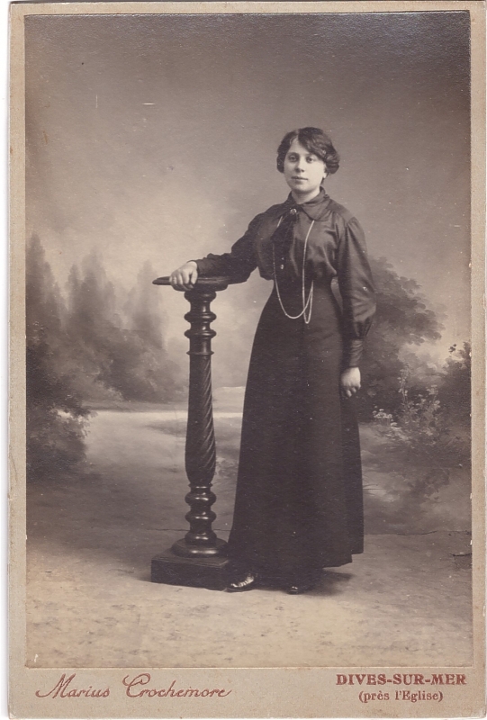 Jeune femme portant une longue jupe noire.